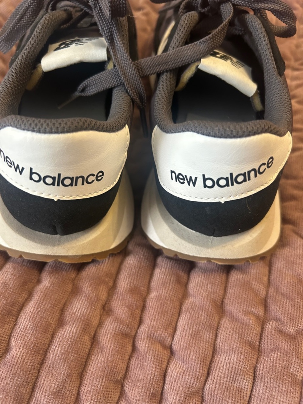 New BalanceBlack & White Classic Runner Sneakers NWT - Picture 4 of 6